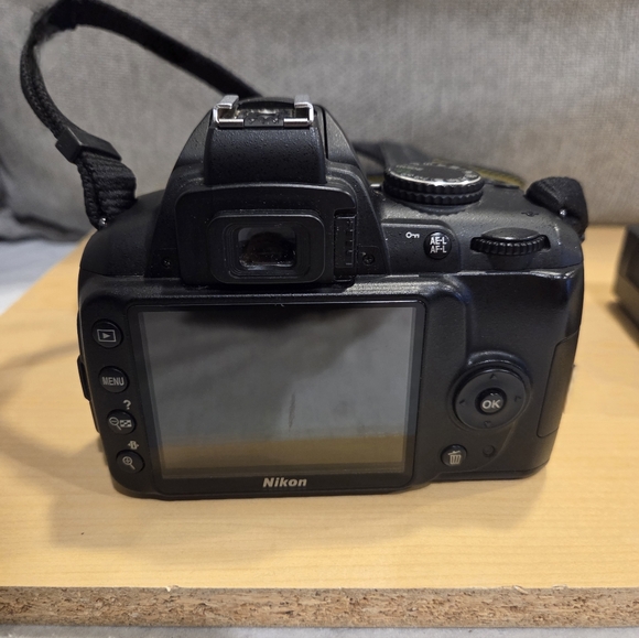 Nikon D3000 10.2MP Digital SLR Camera with 18-55mm Zoom Lense - Picture 14 of 15